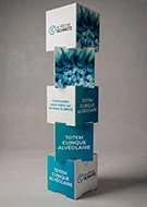 Totem cubique alvéolaire